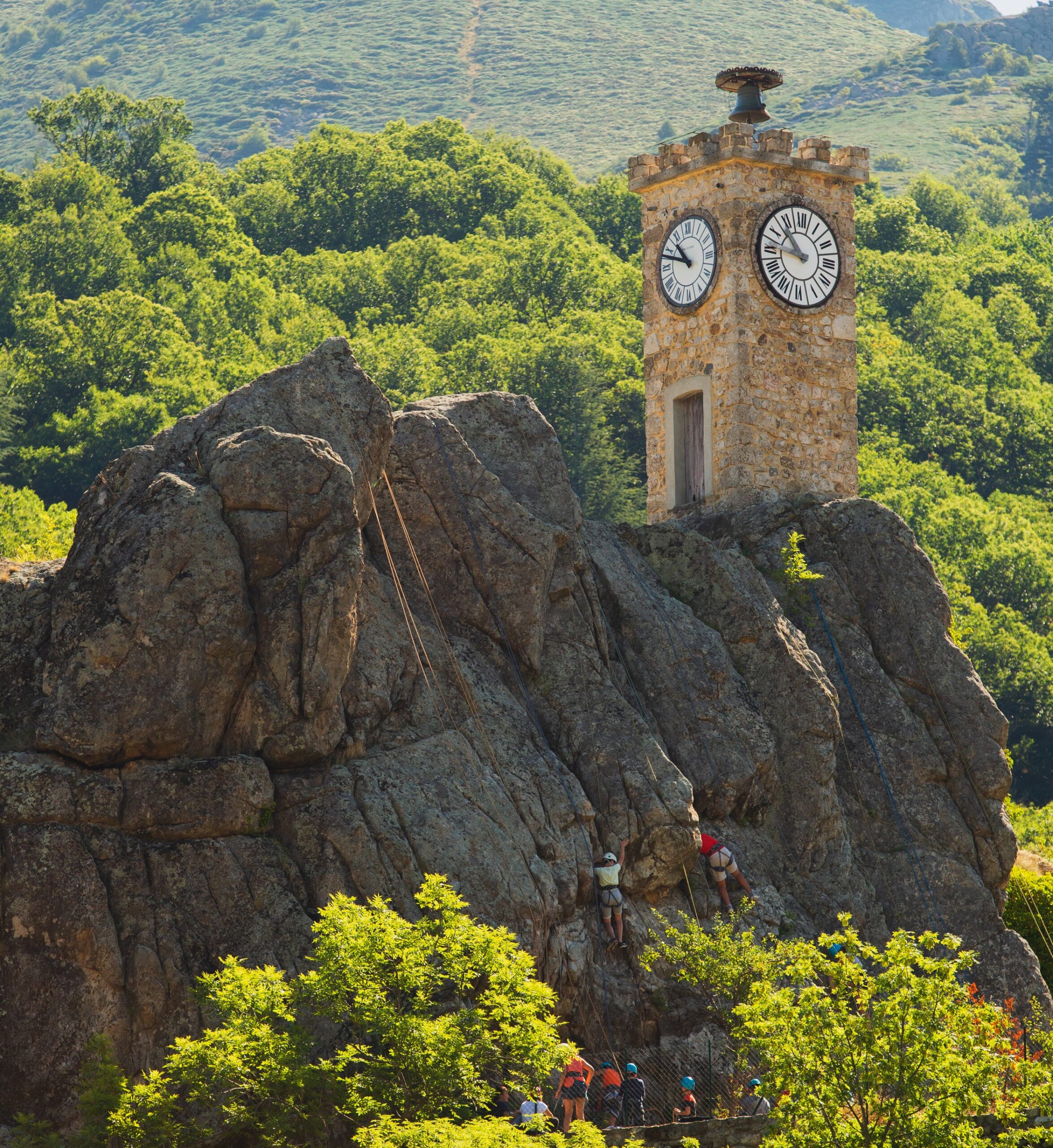 Burzet - Tour de l'horloge avec grimpeurs ©S.BUGNON