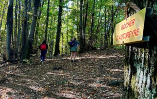 Thueyts - panneau rocher autureyre forêt ©sourcesetvolcans