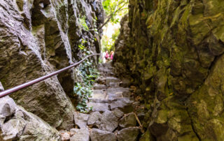 Thueyts - Passage dans la roche volcanique de l'échelle du roi ©sourcesvolcans
