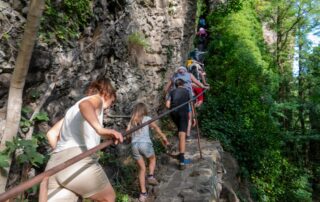 Thueyts - Montée de l'échelle du roi en famille ©sourcesetvolcans