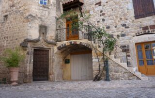 Thueyts - Porte de la tour Pouget ©Maëva-Lopez