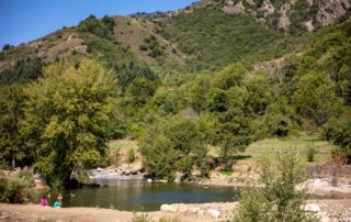 La Souche - Plan d'eau avec des baigneurs en été ©sourcesvolcans