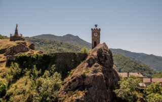 Burzet - tour de l'horloge et vierge©sourcesetvolcans