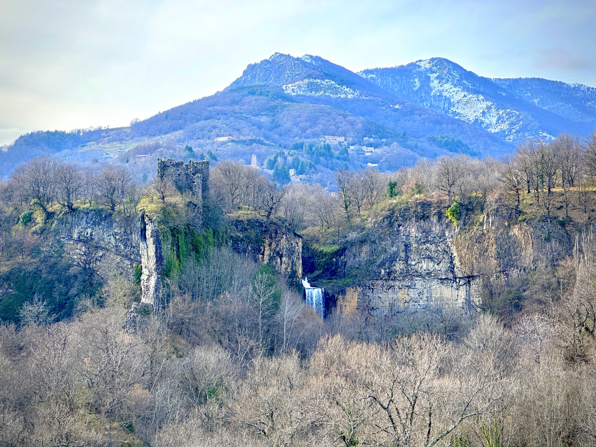 Vue depuis le belvédère de Pourcheyrolles sur le château et la Cascade à Montpezat sous Bauzon