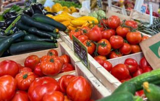Meyras - Les Frères Royé - intérieur magasin Neyrac-stand de légumes