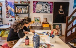 Béatrice Jusrendot qui dessine, son association ShantiArt est basée à Thueyts en Ardèche