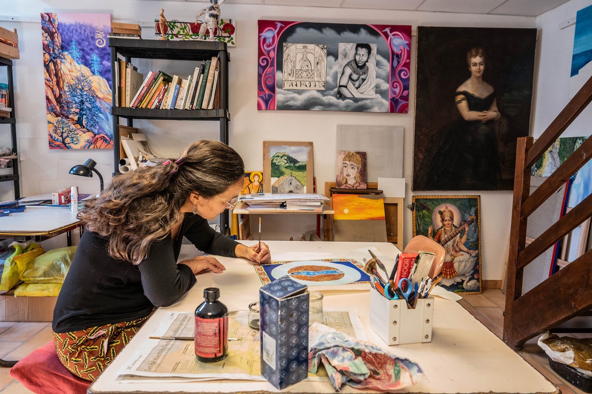 Béatrice Jusrendot qui dessine, son association ShantiArt est basée à Thueyts en Ardèche