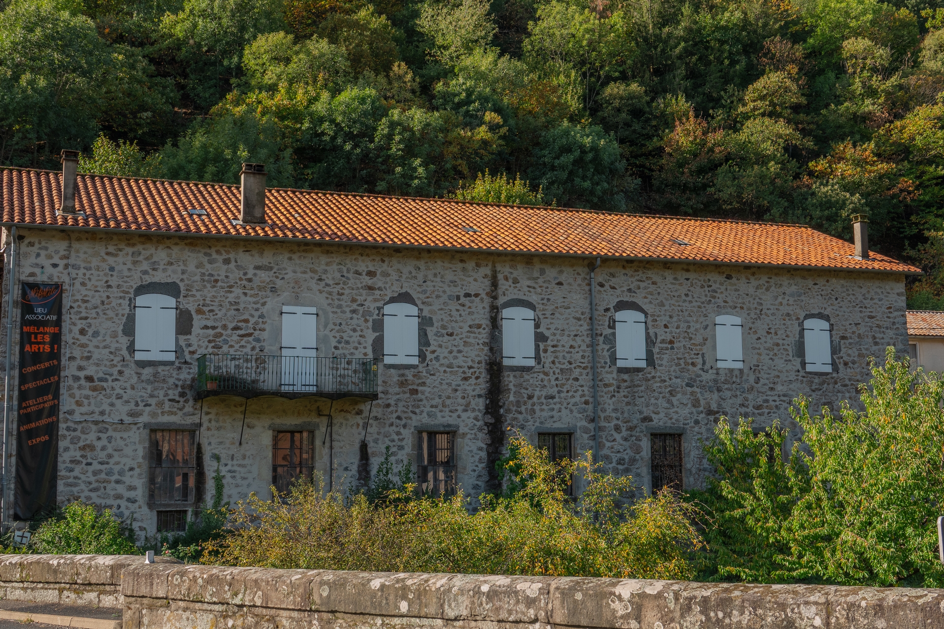 Mayres - bâtiment de Meli Melo ©sourcesetvolcans