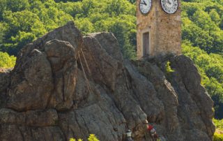 Burzet - Tour de l'horloge avec escaladeurs ©S.BUGNON