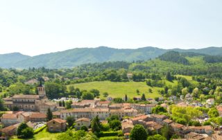 Jaujac - Le village vu du Chastelas-2-zoom volcan coupe de Jaujac ©S.BUGNON