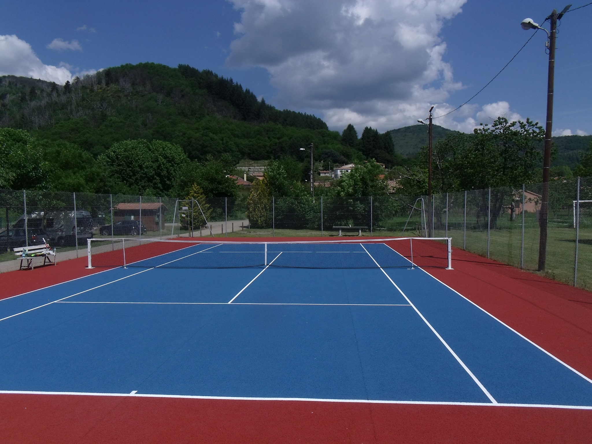 New court de tennis à Thueyts